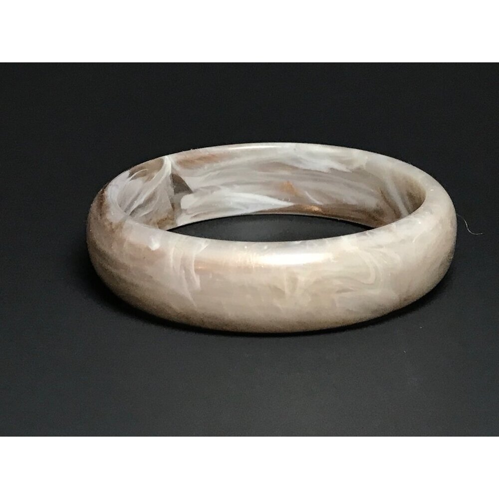 Vintage Marbled Translucent Lucite Bangle Bracelet in White and Metallic Gold - Picture 4 of 6